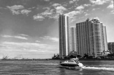 Lüks bir yaşam tarzı. Yaz tatili. Denizde yat. Sefer teknesi denizde yüzüyor. Sürat teknesi iskelede yüzüyor. Uzay afişini kopyala. Denizde lüks tekne motorlu yatı. Tekne turizmi..