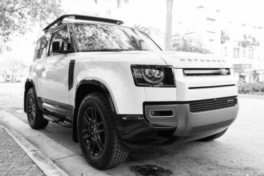 Miami, Florida, ABD - 08 Aralık 2024: 2023 Land Rover Defender SUV pikap kamyonu. Land Rover Defender 'ın lüks SUV arabası. Land Rover 'ın arabası dışarıda park edilmiş. Land Rover Defender, yan görünüm.