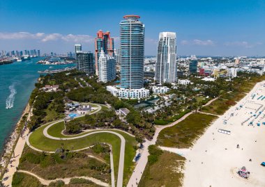 Miami sahil şeridinin hava manzarası. Miami Beach 'te gökdelenler ve gökdelenler. Yaz Miamis titreşimleri. Miami Sahili 'nin panoramik manzarası. Gündüz Miami silueti
