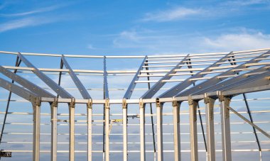 Dışarıdaki mimari detaylar. Metal yapının kurulumu. Metal inşaat arka planı. Yapı mühendisliği. İnşaat alanında inşaat mühendisliği. Çerçeve inşa mimarisi.