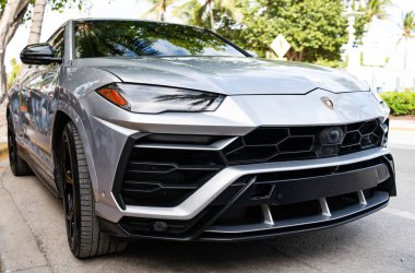Lüks SUV Lamborghini Urus. Lamborghini Urus dışarıda park etmiş. Gri metalik araba, alçak görüş. Miami, Florida, ABD - 27 Temmuz 2025: Lamborghini Urus 2020 lüks SUV.