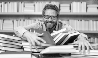 Kitaplı üniversite eğitimi. Okul öğretmeni eğitimi sever. Okul kütüphanesindeki kitap kurdu ineği. Üniversite profesörü öğrenme ve öğrenme. Okul eğitimi. Okula dönüyorum. Çok çalışıyorum..