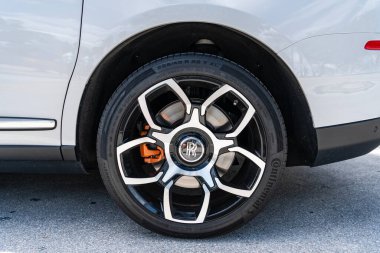 Miami, Florida, ABD - 27 Temmuz 2025 Rolls Royce Cullinan lüks SUV 2022. Lüks SUV Rolls Royce Cullinan. Araba Rolls Royce Cullinan dışarı park etmiş. Beyaz araba, köşe manzaralı.