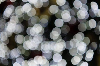 Odaklanmamış, soyut, parlak bir arka plan, kimse yok. Odaklanmış bulanıklık. Bokeh beyaz parlak ışık. Bulanık arka plan. Parlayan soyutlamanın odaklanması yok. Görüntü bokeh arkaplanı.