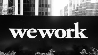Vancouver, Kanada - 29 Mayıs 2019: WeWork logosu. Şehir merkezinde dış tabelamız var. Binanın üzerindeki Wework tabelası. Wework Global şirket logosu.