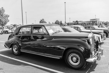 Chicago, Illinois, ABD - 08 Eylül 2024 Rolls Royce Silver Wraith aracı, köşe görüş. Eski model bir araba. Rolls Royce Silver Wraith arabası. Rolls Royce Silver Wraith Chicago 'da