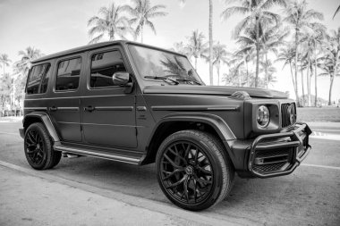 Miami, Florida, ABD - 05 Aralık 2024: 2021 Mercedes Benz G geçiş aracı. Mercedes Benz G tipinde lüks bir araba. Mercedes Benz 'in arabası dışarıda park edilmiş. Mercedes Benz G, köşe görünümü.