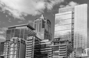 Şehir merkezindeki gökdelen. Şehrin ufuk çizgisi mimarisi. İş bölgesindeki ofis binası. Konut binası. Gökdelen mimarisi. Gökdelen şehir silueti. Şehir manzarası.