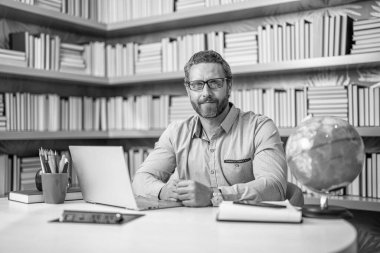 Okul sınıfında online eğitim. Öğretmenim sınıfta. Online eğitim. Öğretmenler günü. Sınıfta üniversite öğretmeni. Online özel ders. Okulda çevrimiçi sınıf. Web öğrenimi.