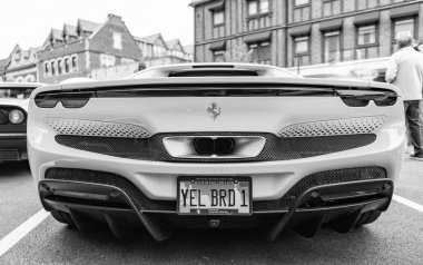 Chicago, Illinois - 29 Eylül 2024: Ferrari 296 GTS veya GTB sarı renk. Ferrari 296 GTS ya da GTB caddeye park etmiş. Arkadan bak. Lüks Ferrari 296 GTS veya Chicago 'da GTB