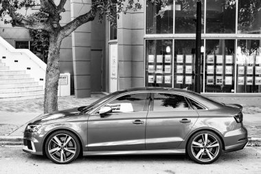 Miami, Florida, ABD - 05 Aralık 2024 Audi RS3 Sport Hatchback otomobili. Audi RS3 'ün lüks arabası. Audi RS3 'ün arabası dışarıda park edilmiş. Audi RS3 mavi renk, kenar görünüm.