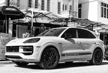 Miami, Florida, ABD - 06 Aralık 2024: 2025 Porsche Cayenne spor arazi aracı. Porsche Cayenne 'in lüks arabası. Porsche Cayenne 'in arabası dışarıda park edilmiş. Porsche Cayenne, köşe manzaralı..