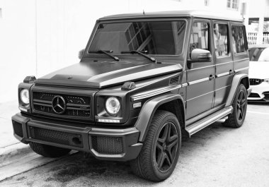 Miami, Florida, ABD - 16 Aralık 2024: siyah Mercedes Benz G 2018 SUV pikap. Mercedes Benz G tipi bir SUV kamyonet. Mercedes Benz 'in arabası dışarıda park edilmiş. Mercedes Benz G, köşe görünümü.
