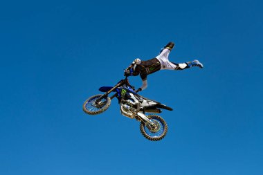 Miami, Florida, ABD - 25 Mayıs 2025 Motokros sürücüsü dublörlük yapıyor. Motokros binicisi dublörlük yapıyor. Serbest stil motokros FMX. FMX Serbest Motokros yarışmasında profesyonel binici.
