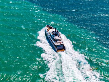 Marina yat kulübü. Yat lüks deniz manzarası. Yaz tatili. Yaz motorlu tekne turu. Lüks motorlu tekne yatı. Yat marinaya gidiyor. Tekne ve yat gezisi. Lüks bir yaşam tarzı. Sakin deniz.