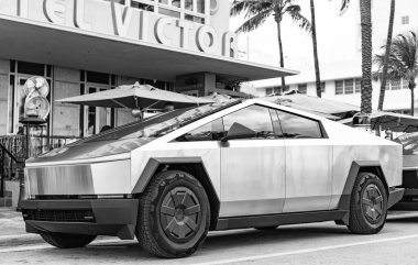 Miami, Florida, ABD - 06 Aralık 2024 Tesla Cybertruck elektrikli kamyonet vagonu. Tesla Cybertruck 'ın elektrikli arabası. Tesla Cybertruck 'ın arabası dışarıda park edilmiş. Tesla Cybertruck, köşe manzaralı..