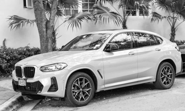Miami, Florida, ABD - 08 Aralık 2024: BMW M4 'ün açık hava aracı. BMW M4 aracı, yan görüş. 2024 BMW X4 çapraz coupe. BMW M4 aracının lüks arabası..