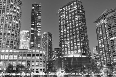 Gökdelen mimarisi. Gece iş gökdeleninde. Şehir merkezindeki gökdelen. Şehir mimarisi. İş bölgesindeki ofis binası. Modern cam bina. Chicago 'nun gece şehri.