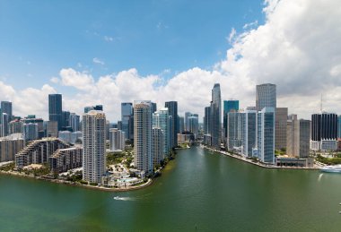Miami şehir merkezindeki Brickell ufuk çizgisinin hava görüntüsü. Modern gökdelenler Biscayne Körfezi 'nden yükseliyor. Miamis finans bölgesinin manzara manzarası