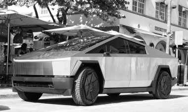 Miami, Florida, ABD - 06 Aralık 2024 Tesla Cybertruck elektrikli kamyonet vagonu. Tesla Cybertruck 'ın elektrikli arabası. Tesla Cybertruck 'ın arabası dışarıda park edilmiş. Tesla Cybertruck, köşe manzaralı..