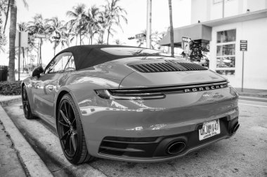 Miami, Florida, ABD - 06 Aralık 2024 Porsche 911 Carrera üstü açık spor yara izi. Üstü açık Porsche Carrera. Porsche Carrera 'nın arabası dışarıda park edilmiş. Porsche Carrera spor arabası, arka plan..