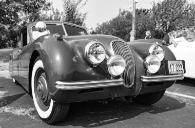 Chicago, Illinois, ABD - 08 Eylül 2024: Jaguar XK120 üstü açılabilir araç, ön görüş. Retro spor araba. Üstü açılır Jaguar XK120 arabası. Chicago 'da kırmızı Jaguar XK120