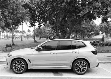 Miami, Florida, ABD - 12 Aralık 2024 Gri BMW X3 M40i çapraz arabası. BMW X3 M40i tipi lüks bir araba. BMW X3 'ün arabası dışarıda park edilmiş. BMW X3, yan görünüm.