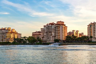 Teknesi olan Miami Kanalı. Fisher Adası konut binası ve lüks yat teknesi. Miami Fisher Adası 'nın manzarası. Marinaya yüzen bir tekne. Fisher Adası 'nda lüks bir yat teknesi. Yaz tatili.