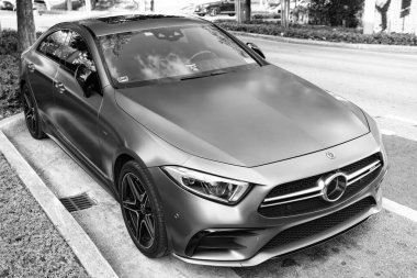 Miami, Florida, ABD - 09 Aralık 2024 Mercedes Benz CLS 2019 amg turbo araba. Mercedes Benz CLS tipi lüks bir araba. Mercedes Benz 'in arabası dışarıda park edilmiş. Mercedes Benz CLS, köşe görünümü.