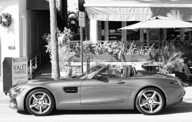 Miami, Florida, ABD - 11 Aralık 2024: 2018 Mercedes Benz AMG GT üstü açık araba. Mercedes Benz AMG V8 biturbo GT tipi lüks bir araba. Mercedes Benz 'in arabası dışarıda park edilmiş. Mercedes Benz, yan görüş.