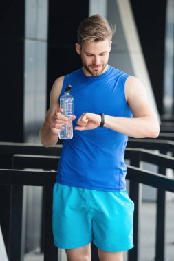 Su dengesi. Sporcu adam içme suyu içiyor. Sıvı yeterliliği. Susuz kalma. Kontrol zamanı. Susamış koşucu egzersizi. Susamış adam su içiyor. Sporcu adam susamış. Sağlıklı yaşam tarzı.