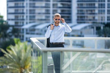 Başarılı bir iş ve üst düzey bir liderlik. Girişimci başarısı. Zengin bir iş adamı. Başarılı iş adamı lideri. Takım elbiseli hırslı bir işadamı. İş adamı portresi..