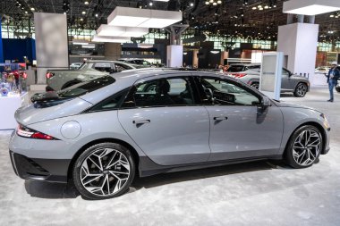 New York City, ABD - 27 Mart 2024: Auto Show 2024. Hyundai Ioniq 6 araba modeli. Hyundai Ioniq 6 elektrikli sedan. Hyundai Ioniq 6 gri renkli araç, köşe görünümü.