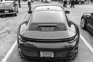 Chicago, Illinois - 29 Eylül 2024: 2023 Porsche 911 GT3 Touring kırmızı rengi. Porsche 911 GT3 turu sokağa park edilmiş. Arkadan bak. Porsche 911 GT3 Chicago turu