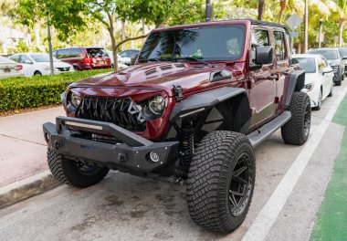 Miami, Florida, ABD - 27 Temmuz 2025: Sınırsız Jeep Wrangler. Araba Jeep Wrangler dışarıda park etmiş. Koyu kırmızı kamyonet, köşe manzaralı. Jeep Wrangler Sınırsız 2021 SUV arabası.