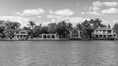 Lüks yerleşim alanı olan bir manzara. Sahil kıyısında bir apartman dairesi. Rıhtım manzaralı bir ev. Yaz tatili. Lüks liman otel binası. Yaz tatili. Modern ve lüks.