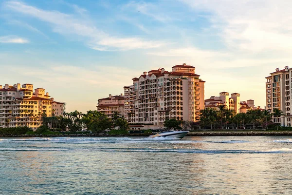 Teknesi olan Miami Kanalı. Fisher Adası konut binası ve lüks yat teknesi. Miami Fisher Adası 'nın manzarası. Marinaya yüzen bir tekne. Fisher Adası 'nda lüks bir yat teknesi. Yaz tatili.