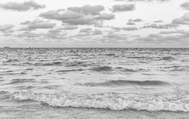 Yaz tatilinde gün batımı deniz manzarası. Deniz kıyısında gün doğumu. Denizde dramatik gündoğumu ufku. Günbatımı deniz manzarasında romantik bir yaz tatili. Okyanusta gün batımı. Deniz meltemi.