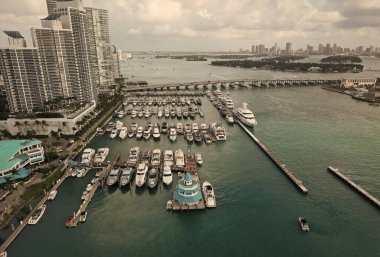 Limanda rıhtımda bir yat var. Miami 'de lüks bir yaz tatili. Özel tekne manzarası. Lüks teknesi olan bir Marina. Miami 'deki yat kulübü ve yat limanı. Özel yatı ve teknesi olan lüks bir yat limanı. Sahil marinası..