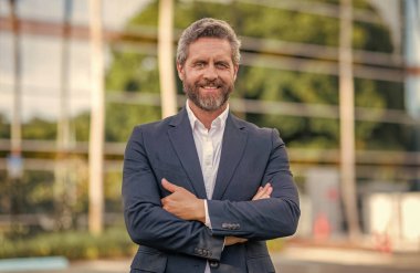 İş molasında ofis müdürü. Açık havada başarılı bir iş adamı. Profesyonel iş adamı takım elbise giyer. İş patronu portre adamı. Başarılı bir iş. Girişimci anlaşmasının başarısı.