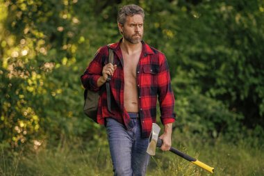 Oduncu baltası. Ağaç kesen baltalı adam. Düğmeleri iliklenmemiş bir adam. Oduncu dışarıda çok çalışıyor. Vahşi oduncu yürüyüşü. Vahşilik ve erkeklik. Baltalı İspanyol oduncu..