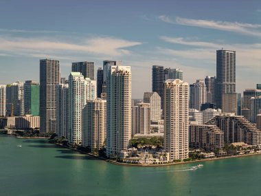 Miami 'deki Brickell binası. Gökdelen mimarisi olan Brickell Skyline. Şehir silüeti. Hava görüntüsü. Florida, Brickell Key 'den Miami' ye. Şehir merkezinde bir gökdelen. Şehir manzarası silüeti.