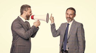 İşadamı orta parmağı gösteren yeni bir hoparlörle ilgili bir sorun duyurdu.