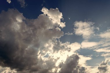 Gökyüzü bulutları. Mavi gökyüzünde hava bulutları. Bulutlu mavi gökyüzü arkaplanı. Gökyüzü Bulutları Duvar Kağıdı