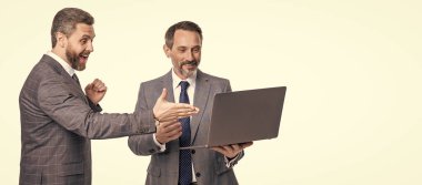 Serbest çalışmak için dizüstü bilgisayar kullanan iş adamları. İşletme bilgisayarında serbest çalışmak. Serbest çalışan işadamları beyazları izole ediyor. Uzaktan destek. Serbest çalışanlar blogu internete yüklüyor. Çevrimiçi çalışan serbest çalışan.