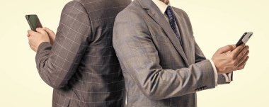 İş adamları internet güncesinde mesajlaşan işadamları, iletişim için beyaz sayfada izole edilmiş telefon kullanıyorlar.