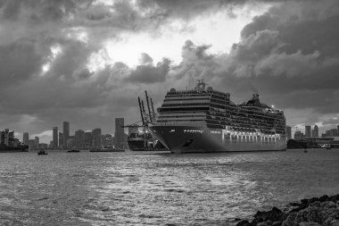Gemi seyahati. Yaz tatilindeki deniz yolculuğunun havadan görünüşü. Gemi turu ve deniz seyahati. Gece vakti ışıltılı lüks yolcu gemisi yolculuğunun havadan görünüşü. Gemi Miami sahil limanından ayrılıyor. Manzaralı gezi.