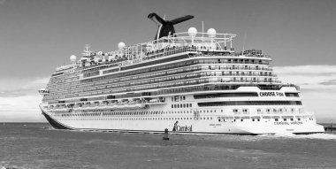 Miami, Florida, ABD - 9 Haziran 2024: Karnaval Horizon yolcu gemisi yolculuğu. Yaz tatilinde gemi turu. Karnaval yolcu gemisi. Gemi turu ve deniz seyahati. Gemi Miami sahil limanından ayrılıyor..