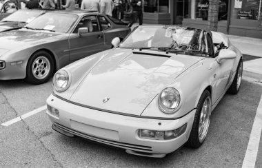 Chicago, Illinois - 29 Eylül 2024: Porsche 911 Carrera Coupe yolda. Porsche 911 Carrera Roadster sarı renk. Porsche 911 Chicago 'daki Carrera Speedster..