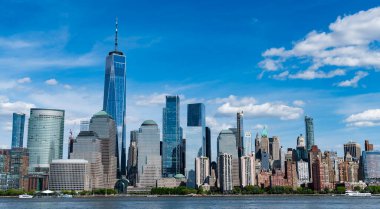 Hudson River, New York 'tan Manhattan manzarası. ABD, New York, Manhattan. Aşağı Manhattan silueti. New York, Birleşik Devletler. Manhattan 'da New York şehrinin silüeti.